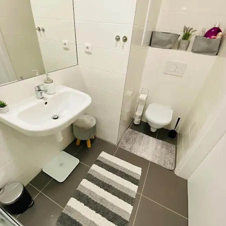 With Free Gym & Wifi, Easy Center Access , Self Check In 아파트 *