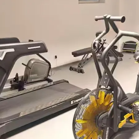 With Free Gym & Wifi, Easy Center Access , Self Check In דירה