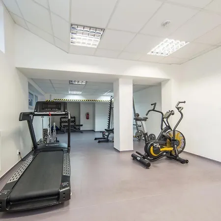 With Free Gym & Wifi, Easy Center Access , Self Check In דירה *